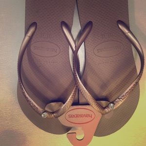 Havaianas SLIMS rose gold flip flops.  NWOT.
